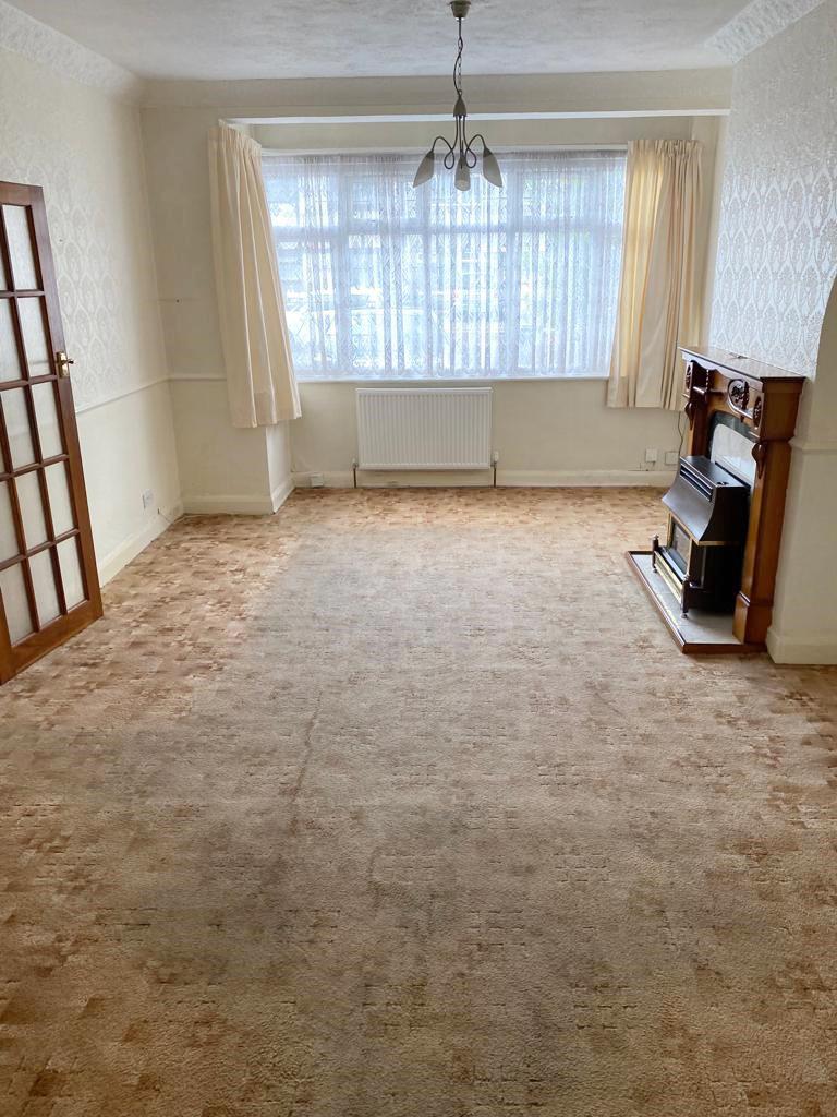 Lot: 44 - MID-TERRACE HOUSE FOR IMPROVEMENT - living room
